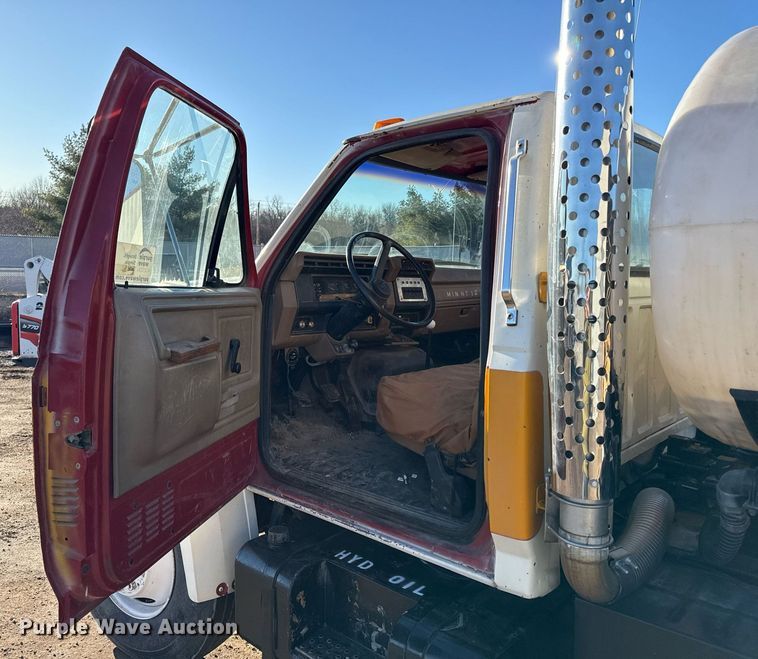 image for item DQ6659 1987 Ford F700 water truck