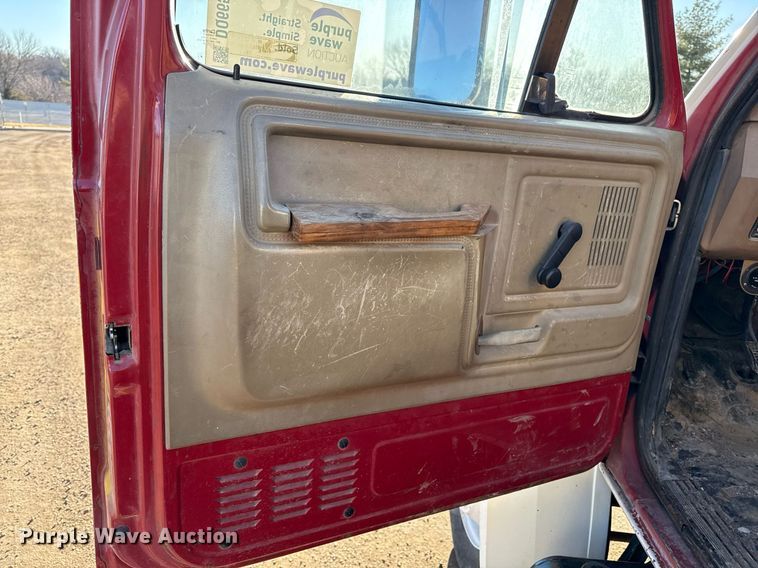 image for item DQ6659 1987 Ford F700 water truck