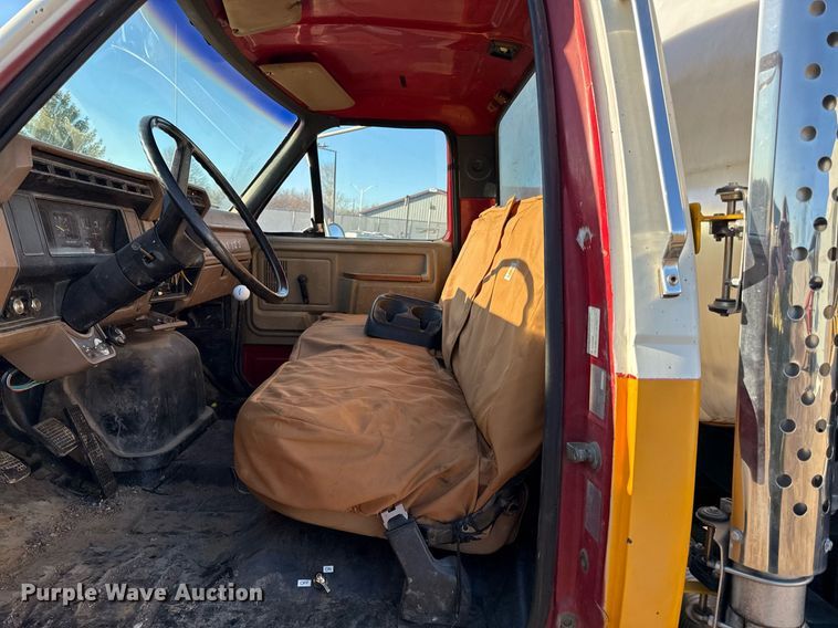image for item DQ6659 1987 Ford F700 water truck