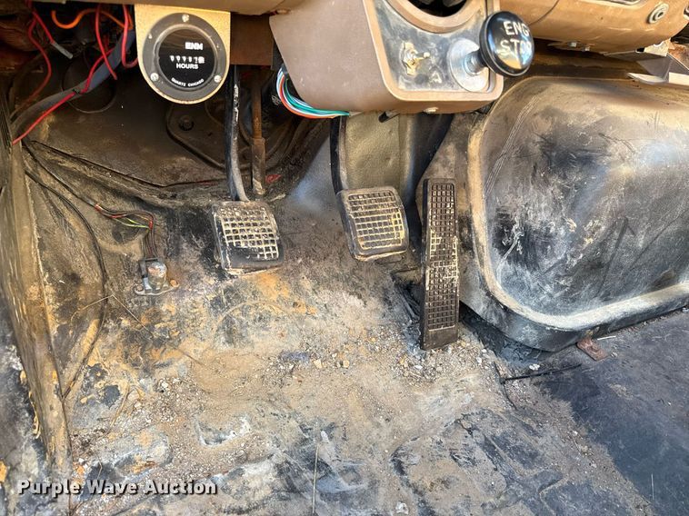 image for item DQ6659 1987 Ford F700 water truck