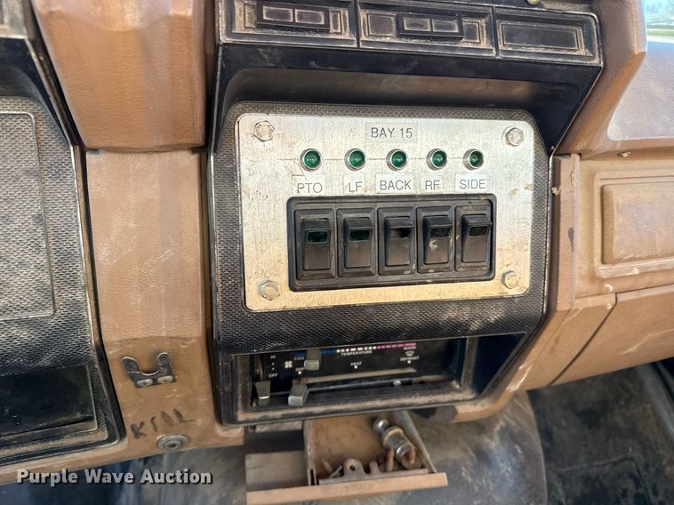 image for item DQ6659 1987 Ford F700 water truck