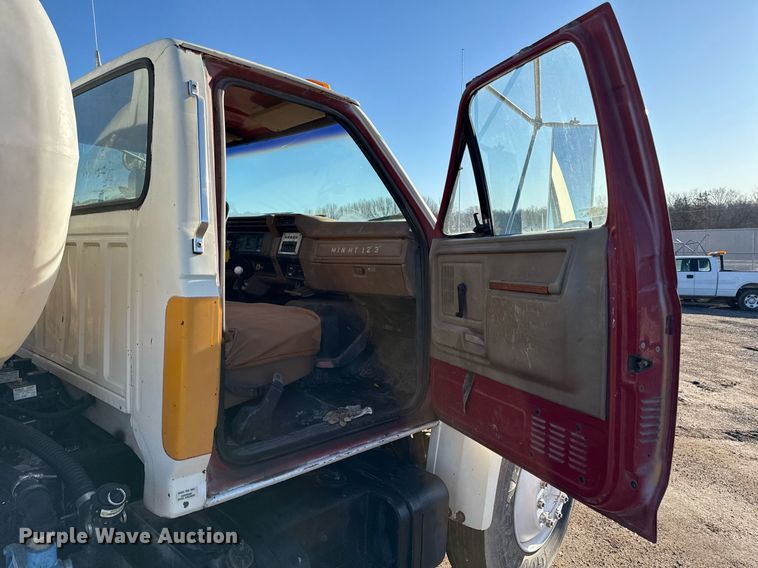 image for item DQ6659 1987 Ford F700 water truck