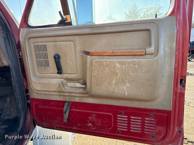 image for item DQ6659 1987 Ford F700 water truck