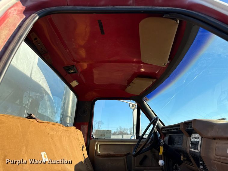 image for item DQ6659 1987 Ford F700 water truck