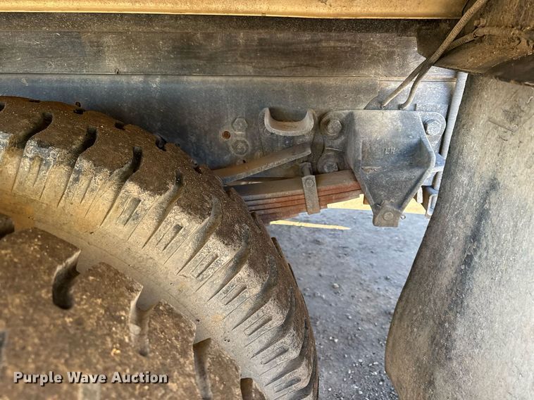 image for item DQ6659 1987 Ford F700 water truck