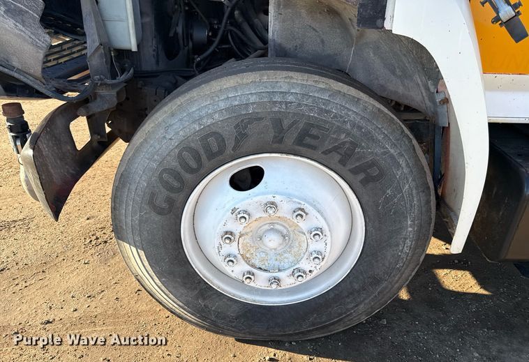 image for item DQ6659 1987 Ford F700 water truck