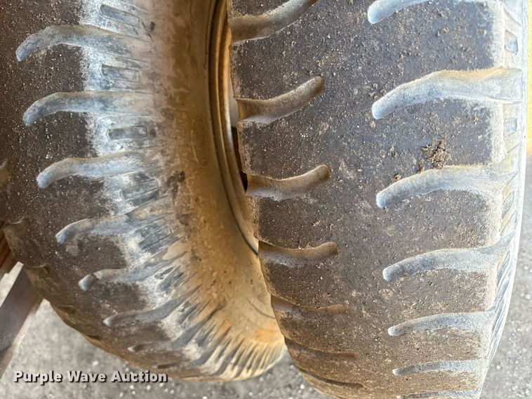 image for item DQ6659 1987 Ford F700 water truck