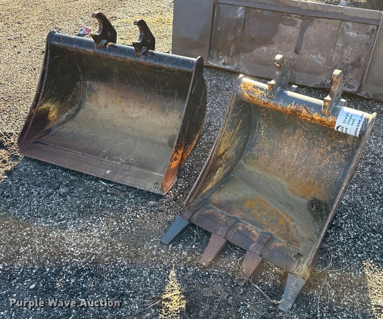 image for item DQ6662 (2) John Deere buckets