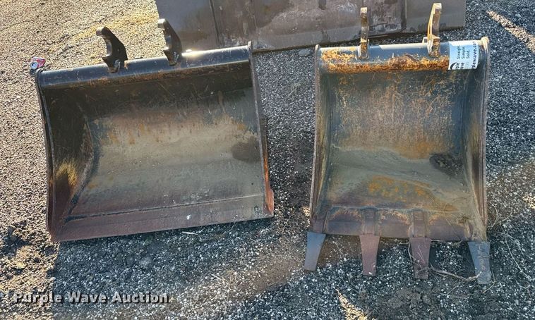 image for item DQ6662 (2) John Deere buckets