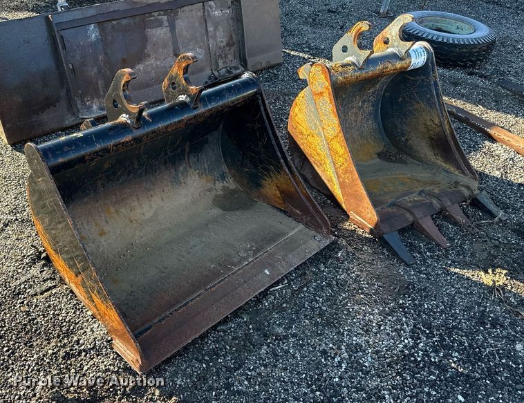 image for item DQ6662 (2) John Deere buckets