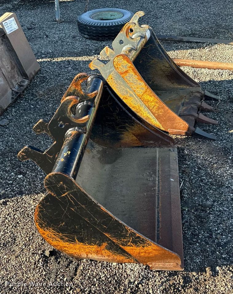 image for item DQ6662 (2) John Deere buckets