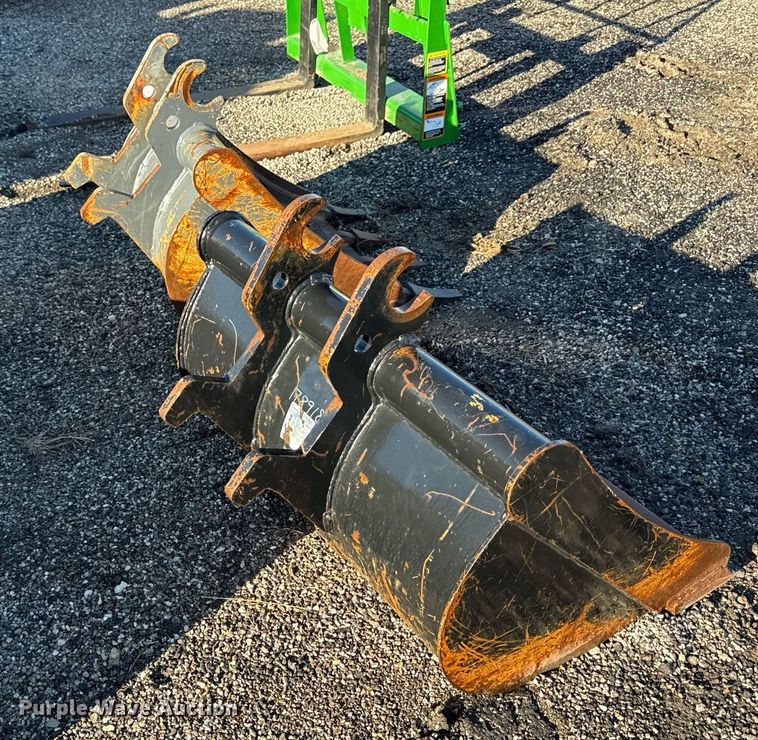 image for item DQ6662 (2) John Deere buckets