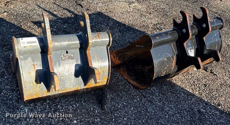 image for item DQ6662 (2) John Deere buckets