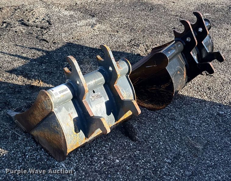 image for item DQ6662 (2) John Deere buckets