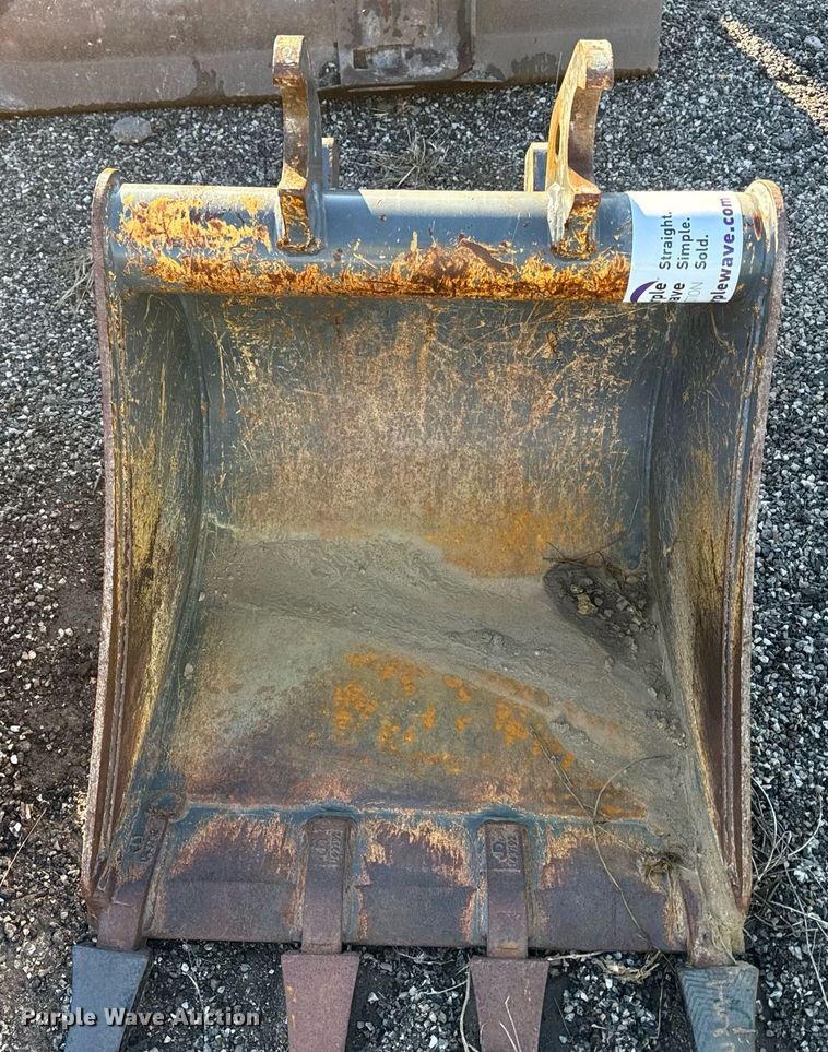 image for item DQ6662 (2) John Deere buckets