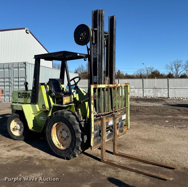 image for item DQ6667 Clark DPR25 forklift
