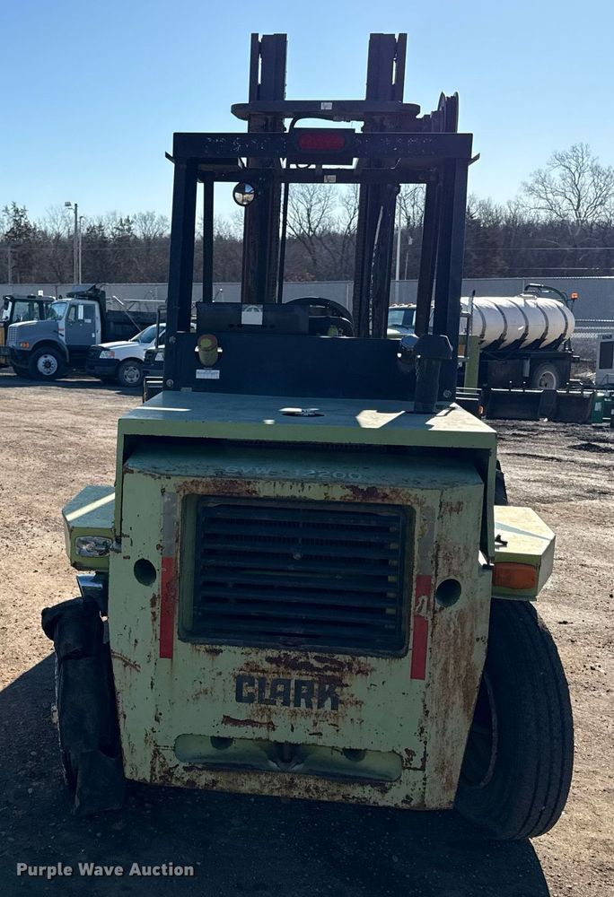 image for item DQ6667 Clark DPR25 forklift