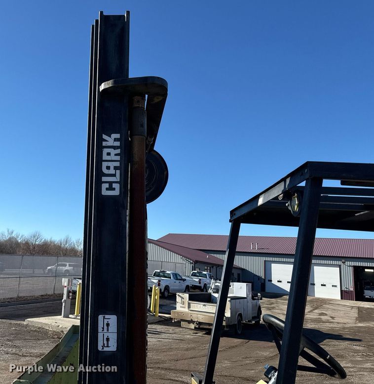 image for item DQ6667 Clark DPR25 forklift