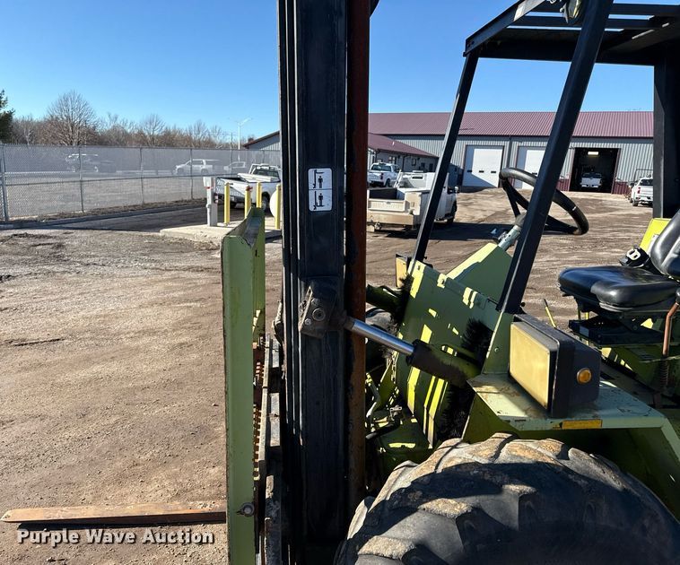 image for item DQ6667 Clark DPR25 forklift