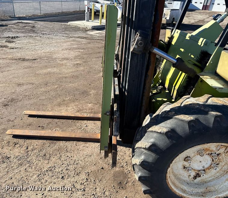 image for item DQ6667 Clark DPR25 forklift