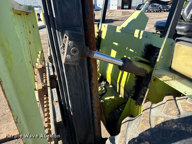 image for item DQ6667 Clark DPR25 forklift