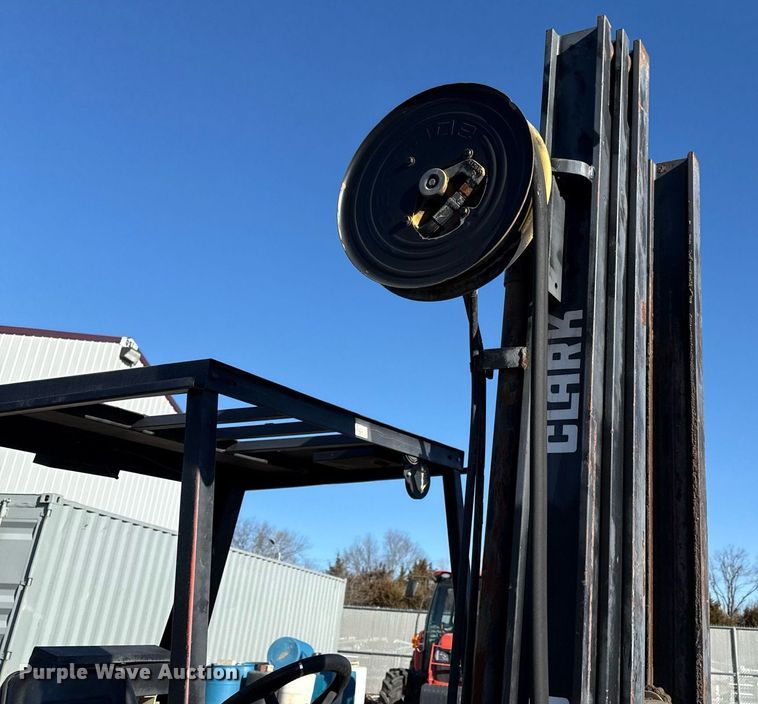 image for item DQ6667 Clark DPR25 forklift
