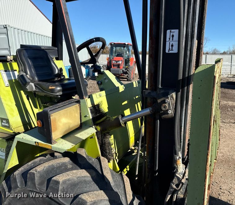 image for item DQ6667 Clark DPR25 forklift