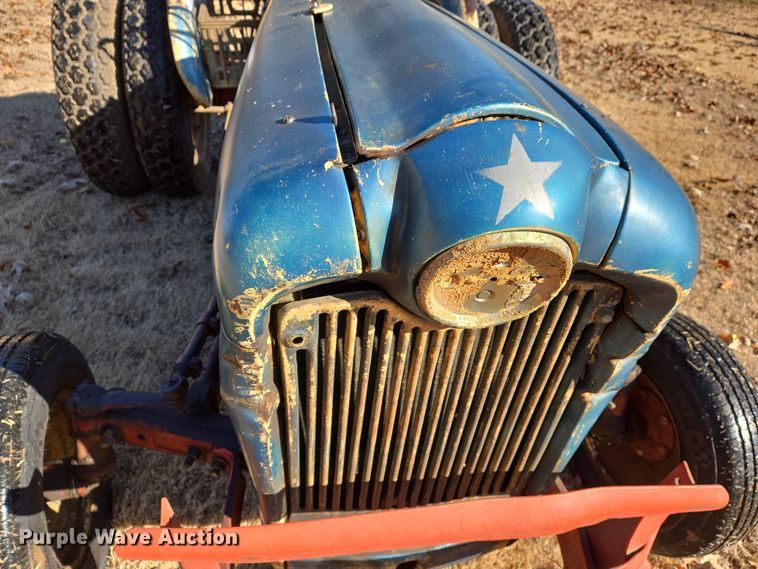 image for item DS5268 1967 Ford 2000 LCG tractor