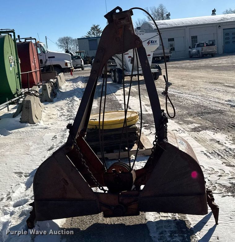 image for item DT0584 Clamshell bucket