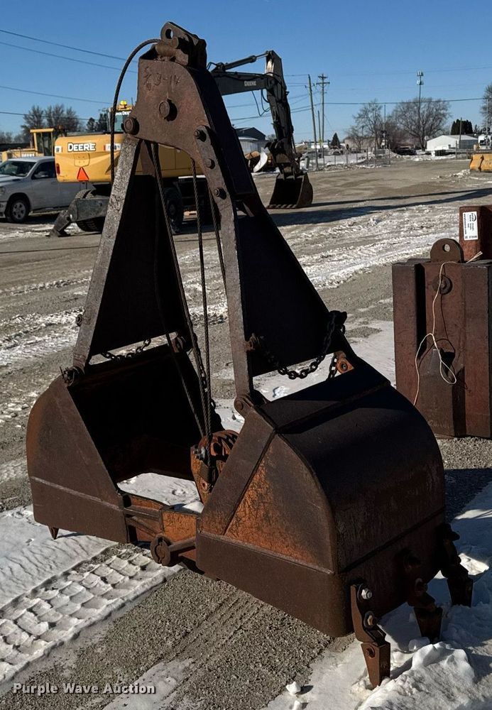 image for item DT0584 Clamshell bucket