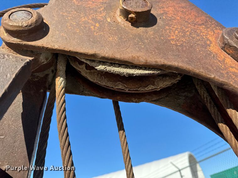 image for item DT0584 Clamshell bucket