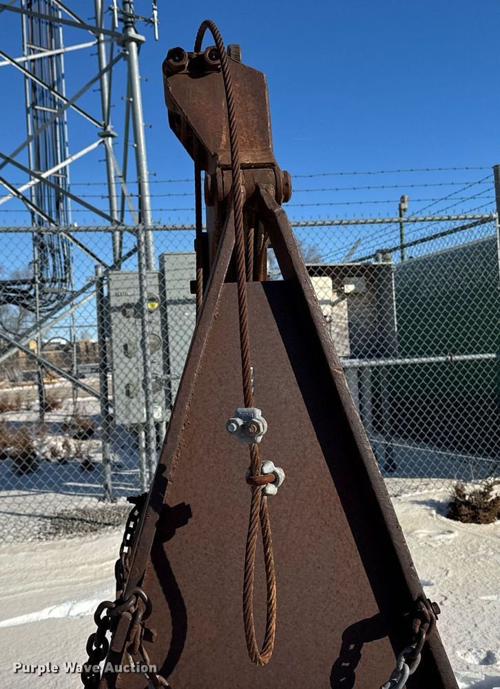 image for item DT0584 Clamshell bucket