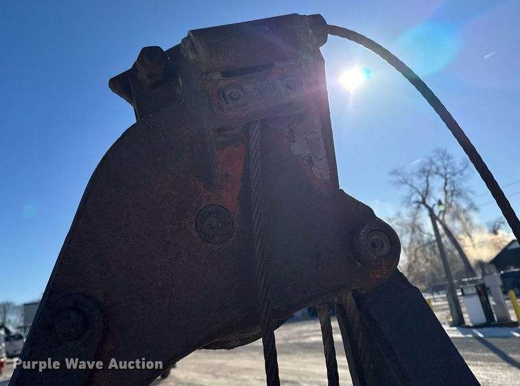 image for item DT0584 Clamshell bucket