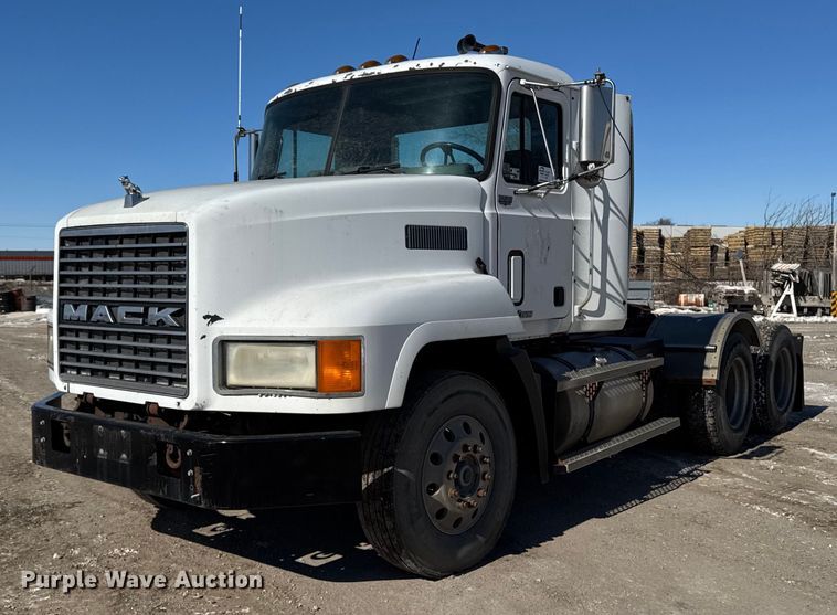 image for item DT0597 2000 Mack CH613 semi truck