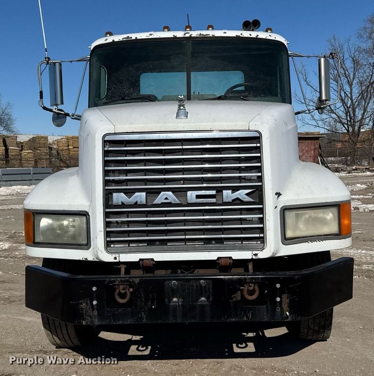 image for item DT0597 2000 Mack CH613 semi truck