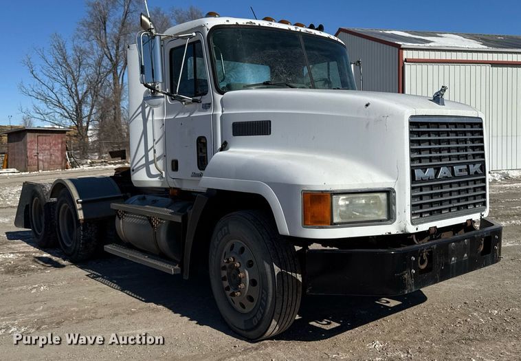 image for item DT0597 2000 Mack CH613 semi truck