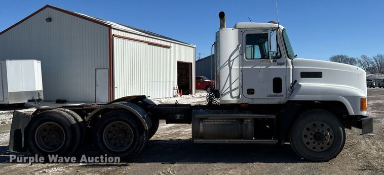 image for item DT0597 2000 Mack CH613 semi truck