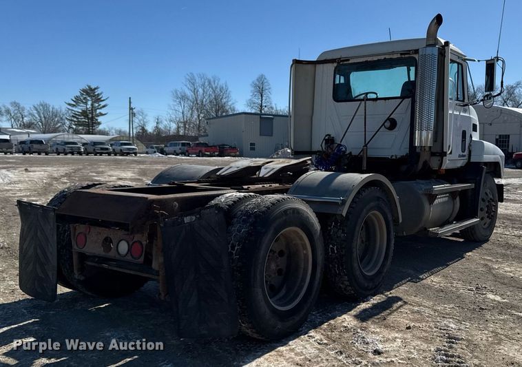 image for item DT0597 2000 Mack CH613 semi truck