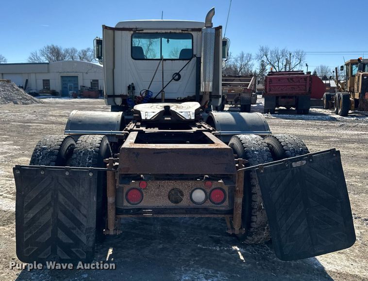 image for item DT0597 2000 Mack CH613 semi truck