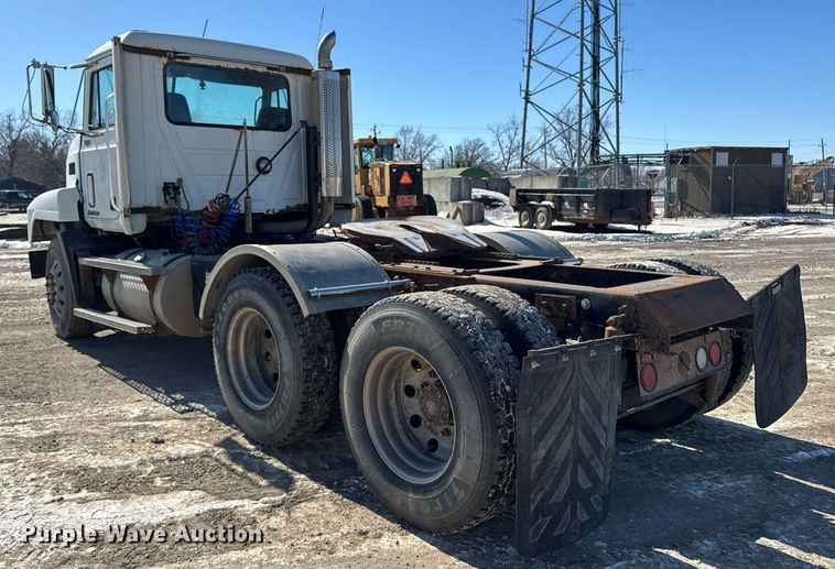 image for item DT0597 2000 Mack CH613 semi truck