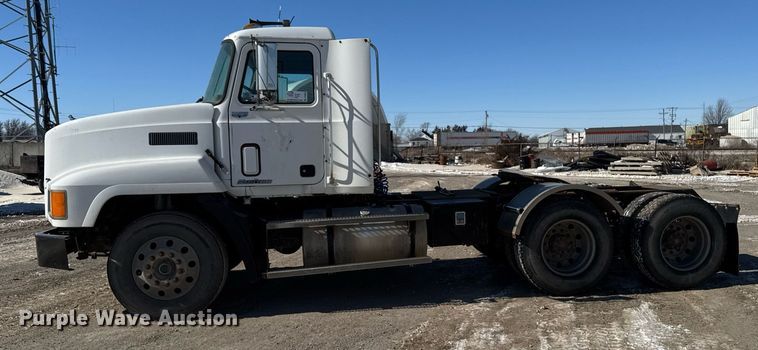 image for item DT0597 2000 Mack CH613 semi truck