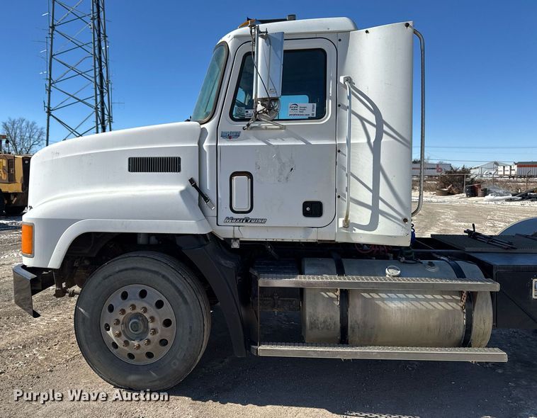 image for item DT0597 2000 Mack CH613 semi truck