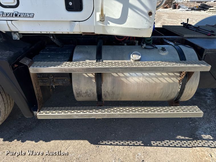 image for item DT0597 2000 Mack CH613 semi truck