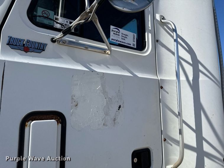 image for item DT0597 2000 Mack CH613 semi truck