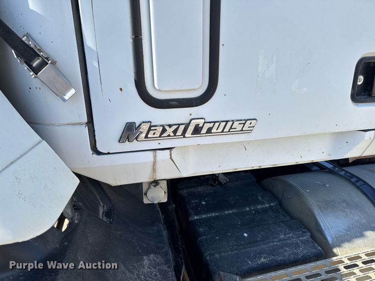 image for item DT0597 2000 Mack CH613 semi truck