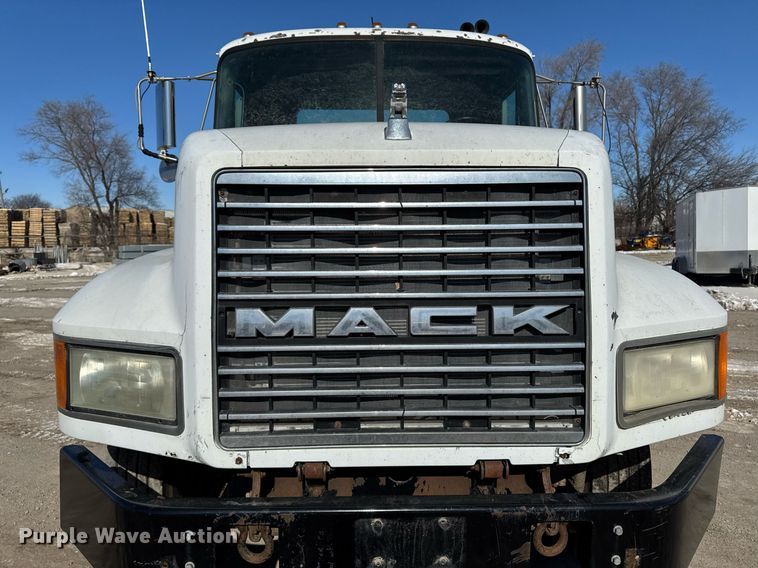image for item DT0597 2000 Mack CH613 semi truck