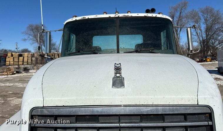 image for item DT0597 2000 Mack CH613 semi truck