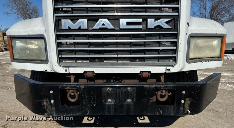 image for item DT0597 2000 Mack CH613 semi truck
