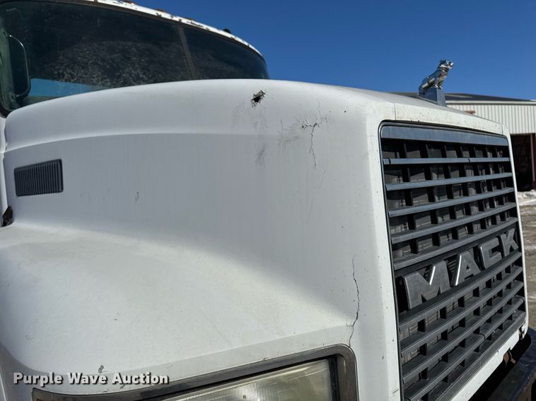 image for item DT0597 2000 Mack CH613 semi truck