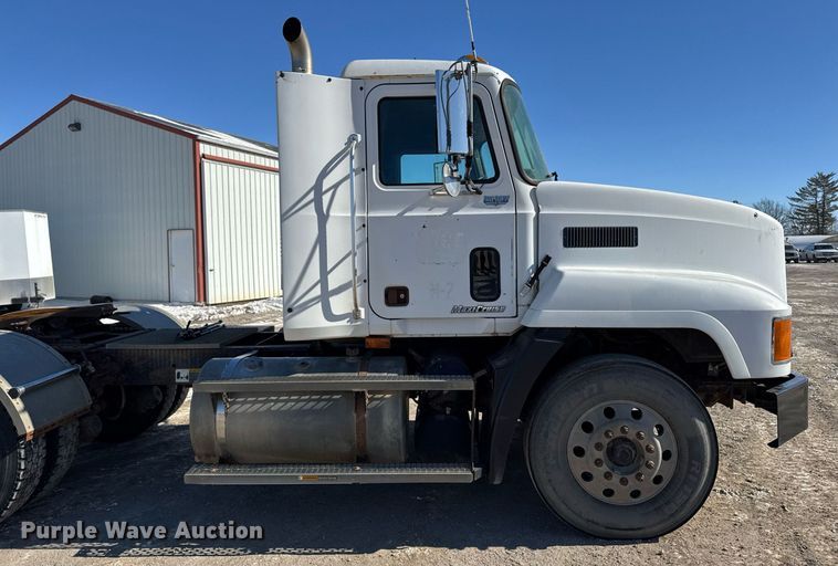 image for item DT0597 2000 Mack CH613 semi truck